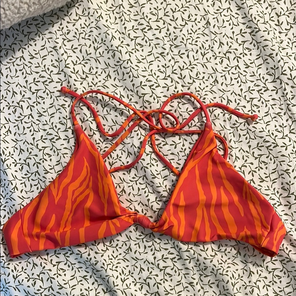 Skatie Sara Top in Mauna Loa